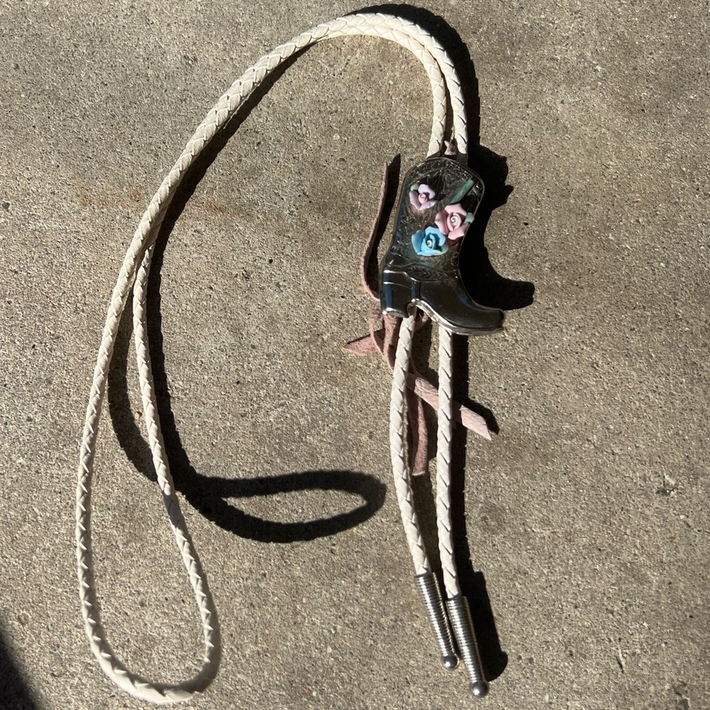 Boot pendant Western style bolo tie floral braided white cord Cowboy cowgirl - Picture 6 of 14